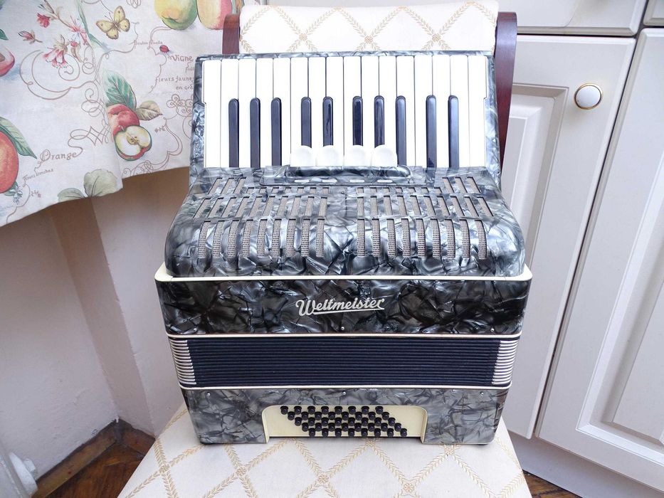 Много запазен стар акордеон Велтмайстер 40 баса