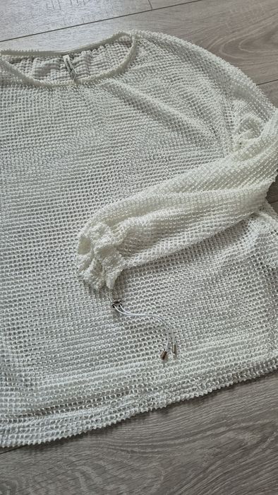 Bluză albă cu găuri