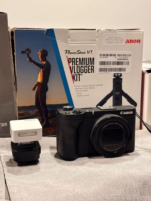 Canon Powershot V1 - Premium Vlogger Kit + Flashlight + Canon AD-E1