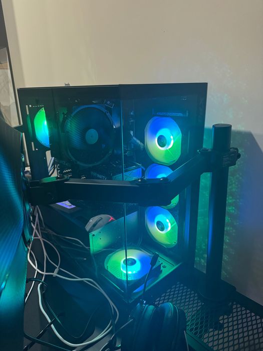 Чисто Нов Гейминг компютър с монитор