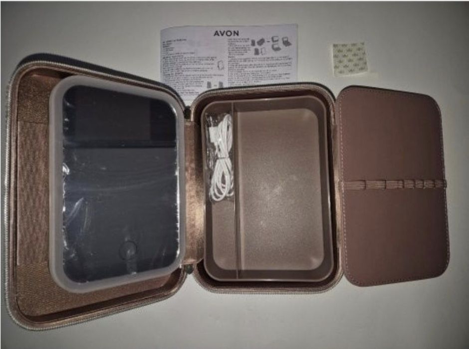Cutie make up/cosmetice cu oglindă luminoasă Avon Vanity Case