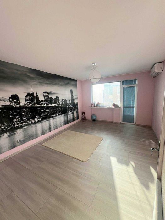 Четиристаен тухлен апартамент с гараж