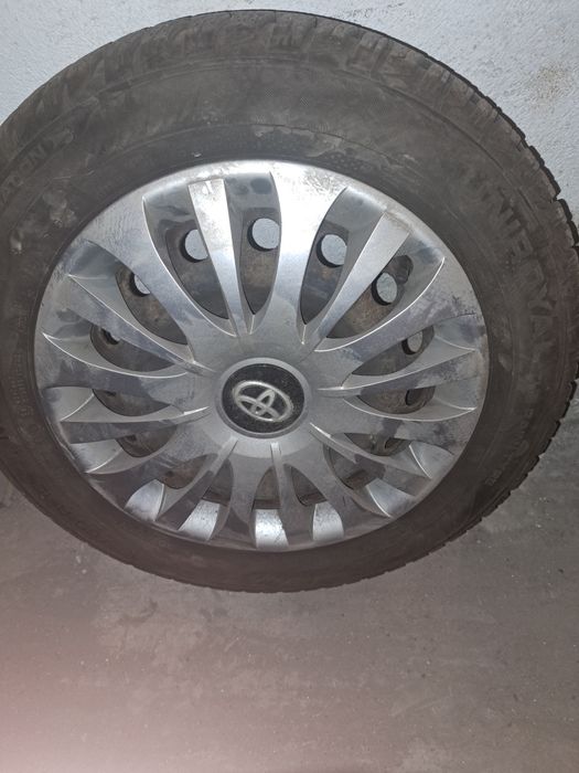 Гуми с джанти и оригинални тасове за тоуота ярис а