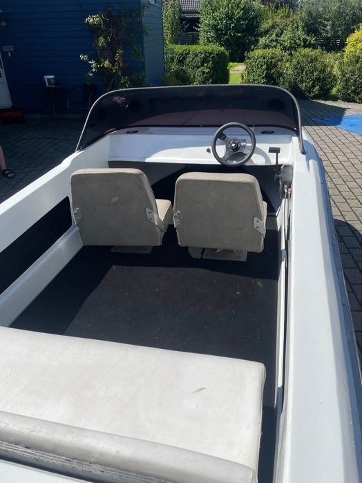 Barca cu motor si peridoc