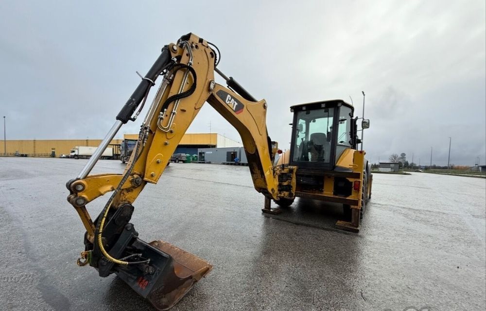 Vand/inchiriez buldoexcavator Caterpillar 444F2 2019 4600ore
