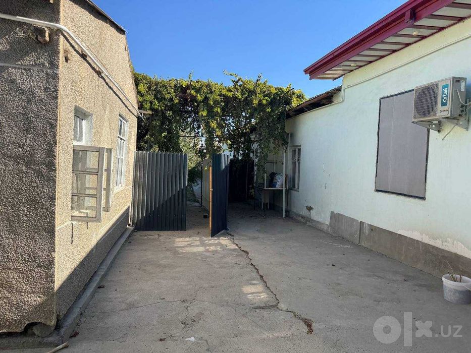Продаётся дом с участком 10 соток, большой двор и сад