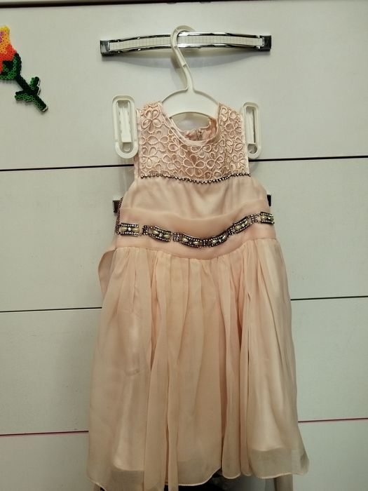 Платье нарядное бежевое.