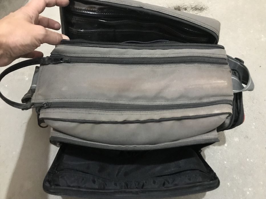 Видеокамера с малки касетки и чанта за видеокамера