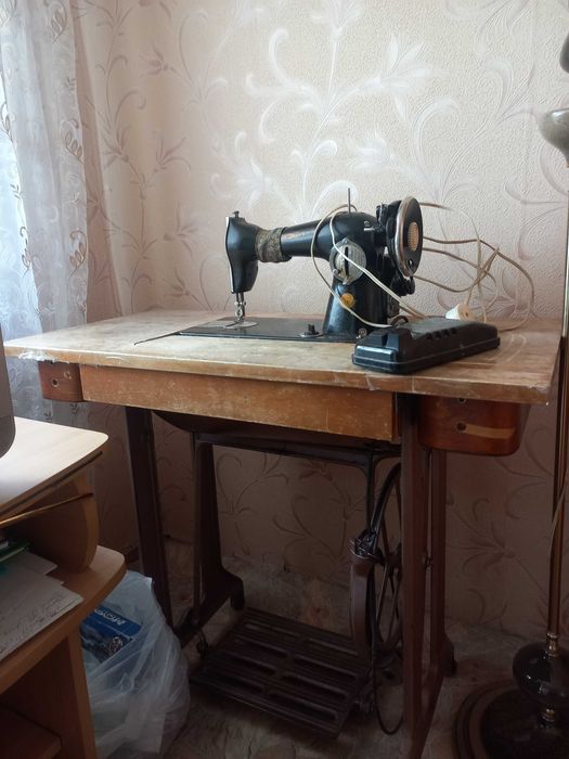 Старая швейная машинка