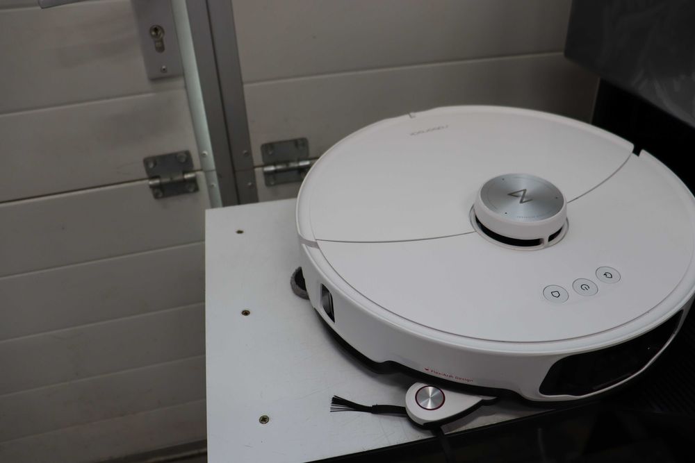 Роботизирана прахосмукачка roborock S8 MaxV Ultra с функция за моп и повдигащ моп, обстойно почистване благодарение на разтегателната странична четка