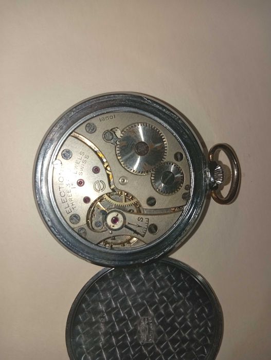 Продавам антикварен джобен часовник..работещ на   GRAND PRIX 1914год.  УНИКАТ