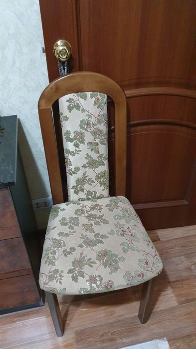 Продам зальный стол с 6 стульями
