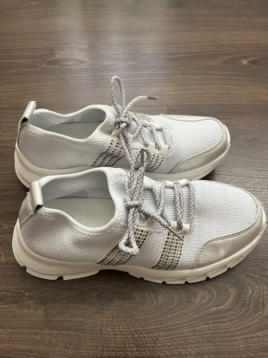 Бели маратонки с камъчета