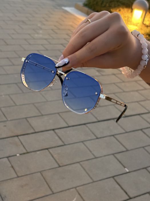 Унисекс очила със златни рамки и сини стъкла-Елегантна визия!