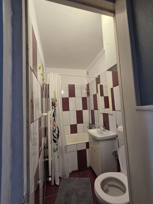Vand apartament 2 camere semidecomandat- cu balcon