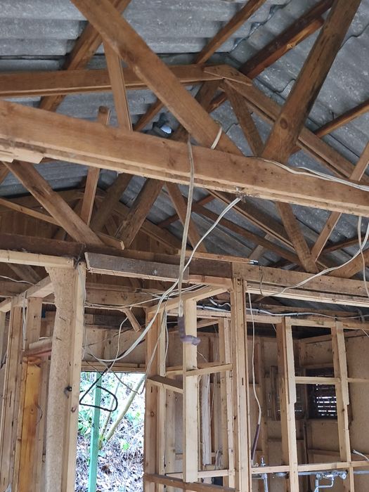 Дървена къща с интернитови плоскости