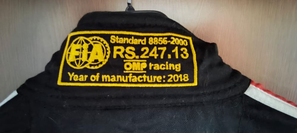 costum de curse profesional nou de la OMP Racing