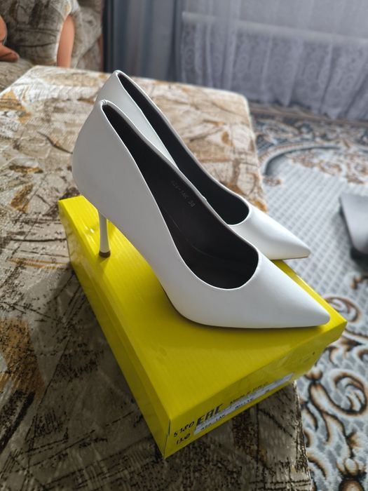 Белые туфли лодочки