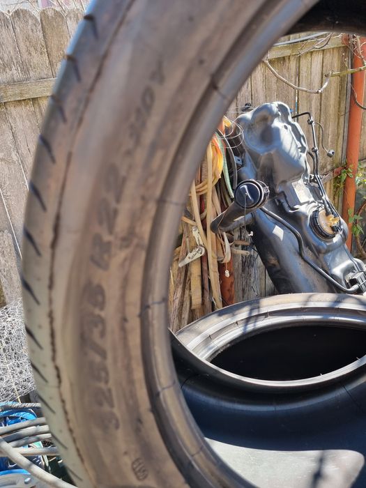 VIND 4 anvelope Pirelli 285.40.22 si 325.35.22  MO  în stare bună.
