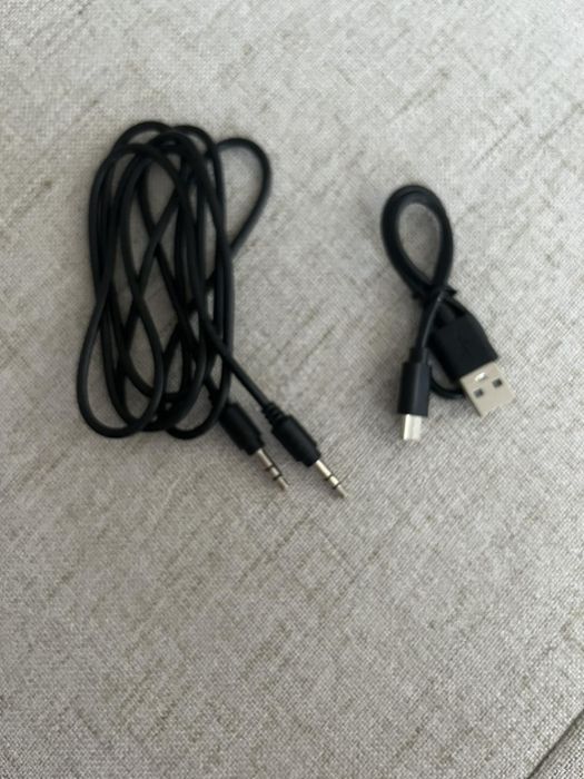 Розови слушалки с бели елементи