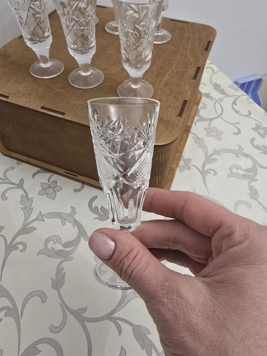 Продам посуду вазы и стопки хрусталь.