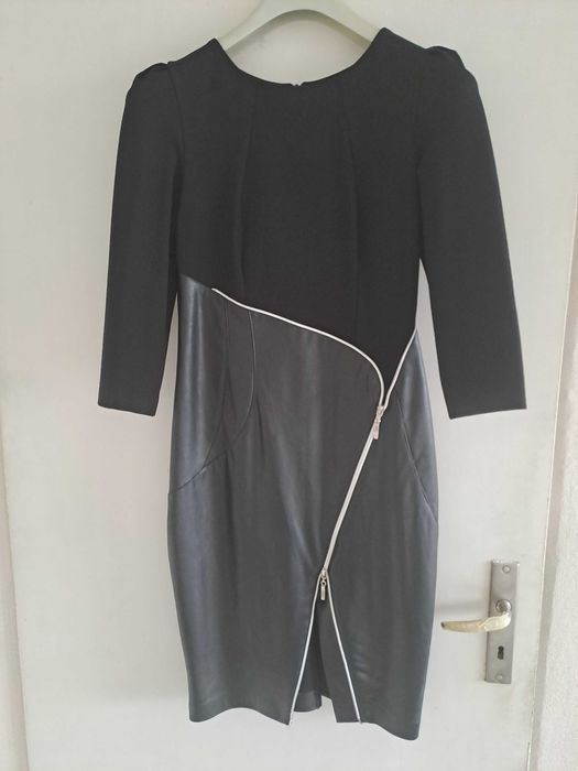 Елегантна черна рокля комбинация от кожа и плат