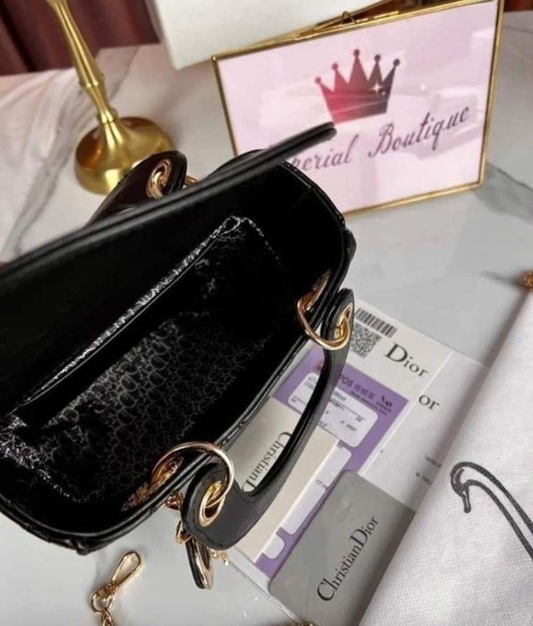 Geanta mini,model Lady, accesorii metalice aurii, saculet, etichetă