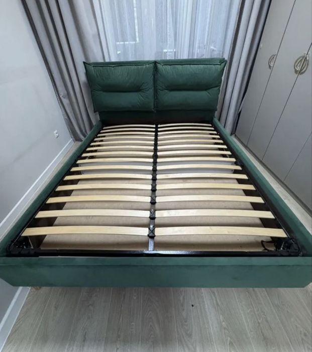 Кровать двуспальная с матрасом