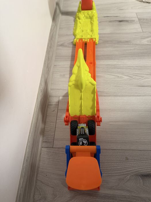 Hot Wheels Monster Truck Invinge Sarpele Urias