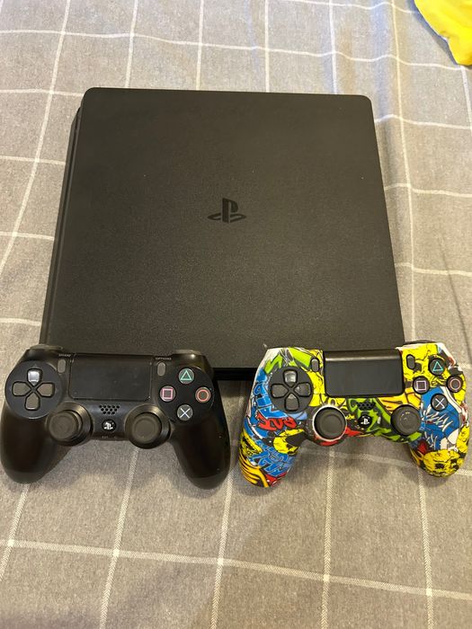 Плейстейшън 4 + 2 джойстика + 4 игри