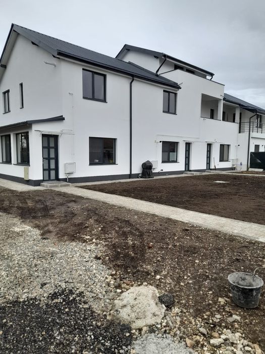 3 camere de inchiriat la curte privata Sanpetru