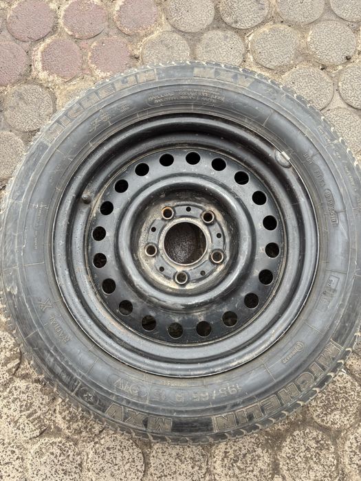 Продам шину с диском 15 размер