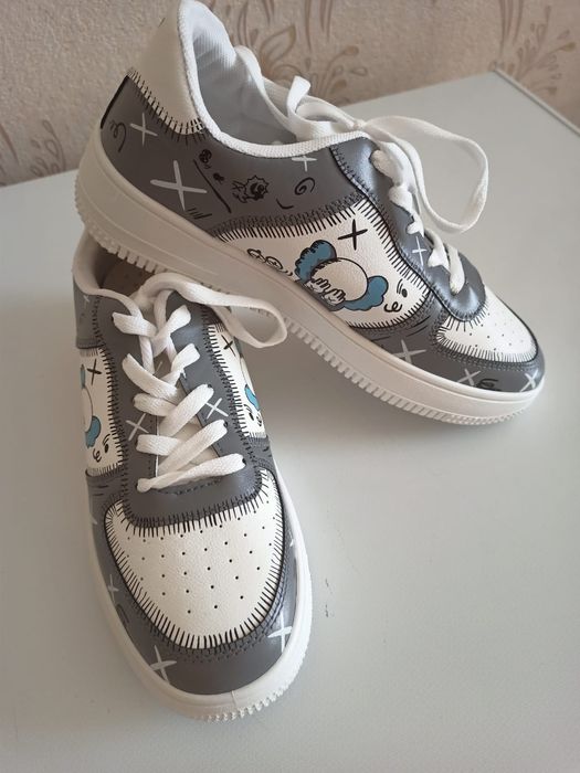 Продам кроссовки 39 р