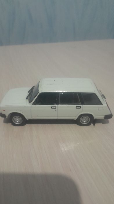 Модель трактора и легковой машина .