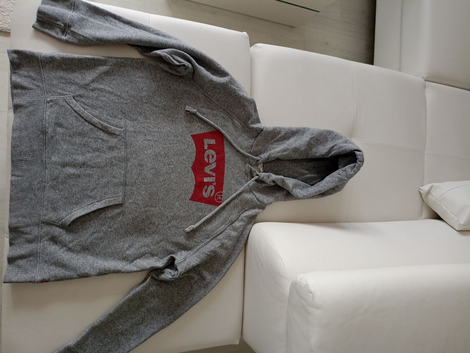 Vând hanorac Levis calitate,mărimea L,in stare perfecta.