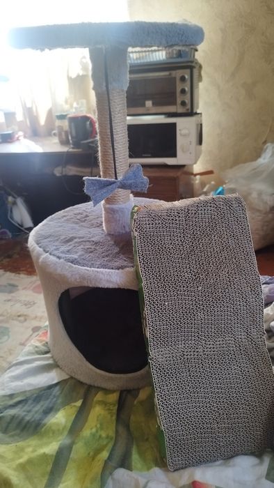 Продам для кошки домик, когтеточка и перинку