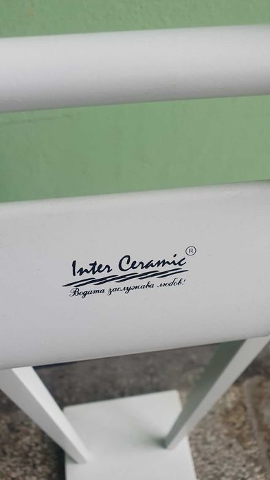 Комплект с поставка за тоалетна хартия