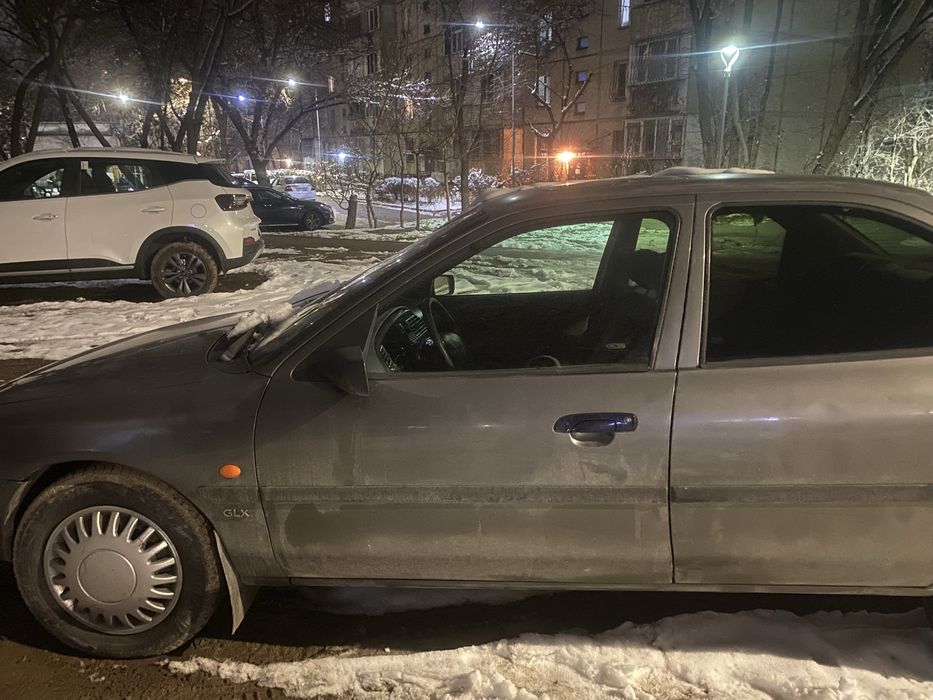 Машина на ходу  сел поехал