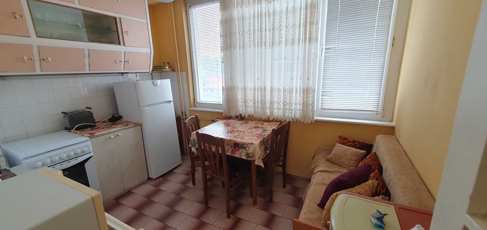 Продавам тристаен апартамент с к/с Лазур с уникална панорама