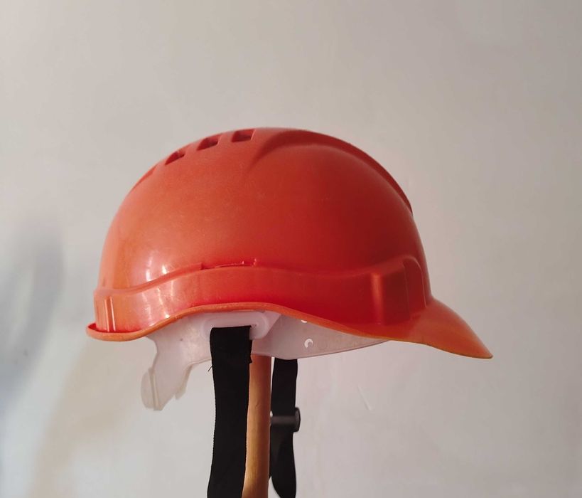 Каска строительная. Б/у. Подробно в описании.