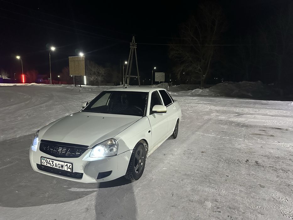 Прира седан белого цвета