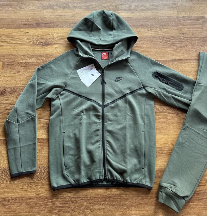Мъжки,памучен,масленозелен екип Nike с активен,заден джоб на долнището