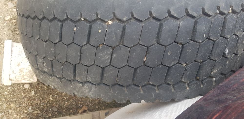 Vand cauciucuri camion motrice si directie 285/70/19.5