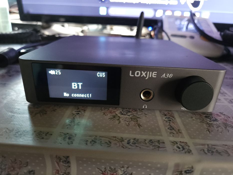 Vând amplificator Loxjie A30  Bluetooth, USB etc.