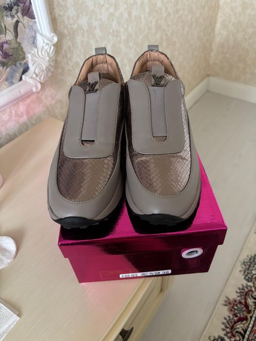 Продам кроссовки