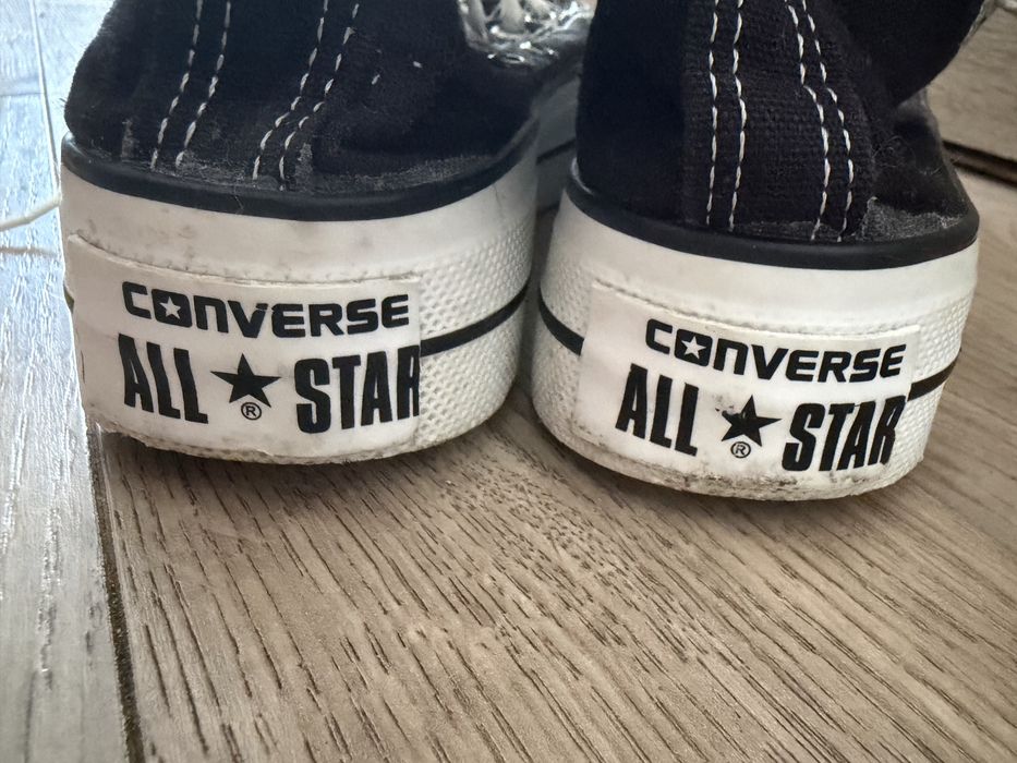 Черни кецове Converse.