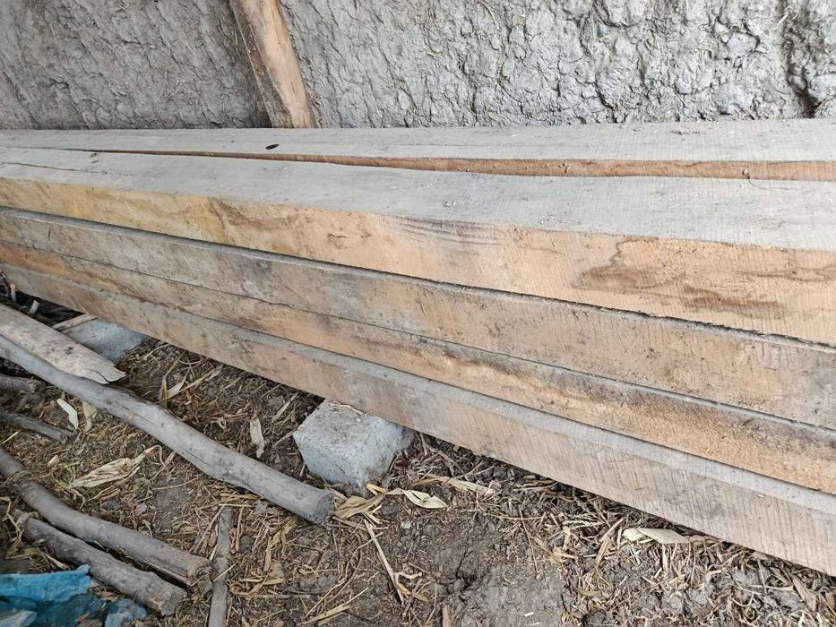 Qurilish uchun yog‘ochlar sotiladi — balkalar va ustunlar