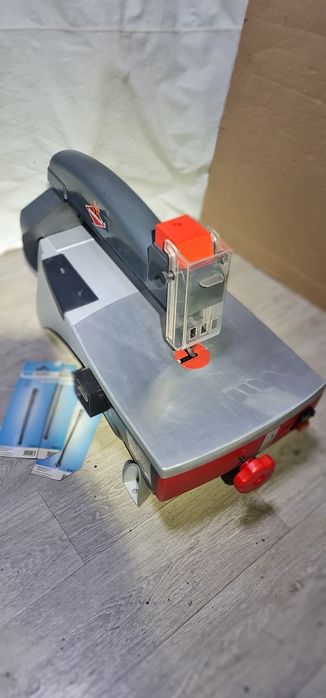 Fierăstrău pendular de masă tip traforaj.