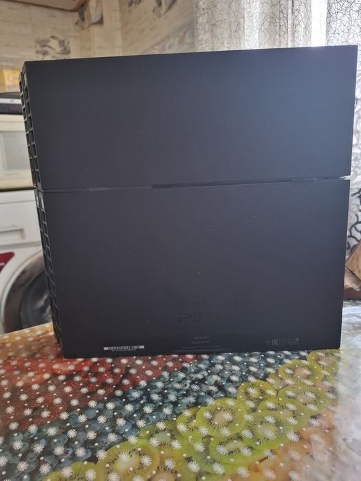 Продам Сони плейстейшен 4