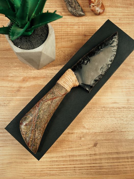 Ножове от обсидиан и оникс в древен стил